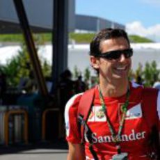 Pedro de la Rosa en el paddock de Suzuka