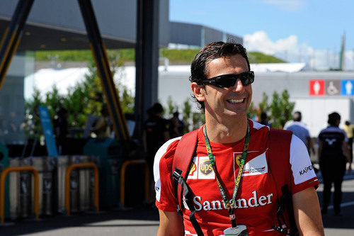 Pedro de la Rosa en el paddock de Suzuka