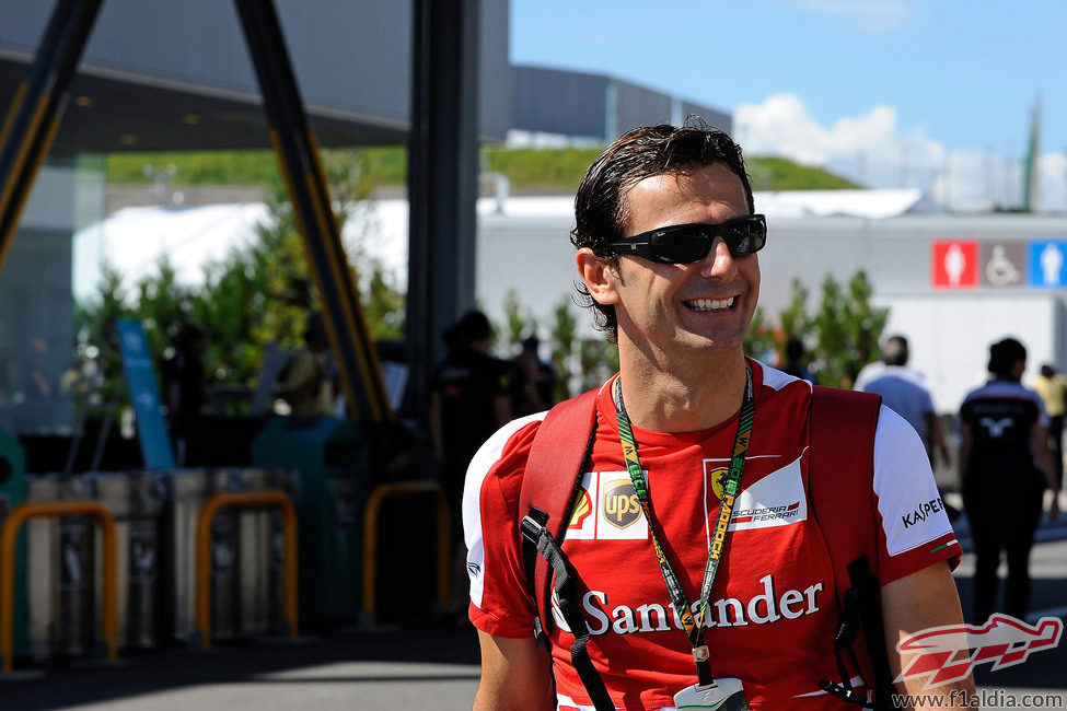 Pedro de la Rosa en el paddock de Suzuka