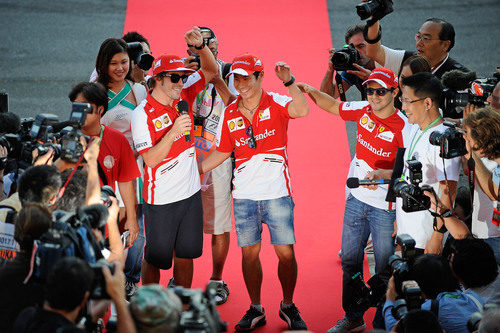 Fernando Alonso, Kamui Kobayashi y Felipe Massa, juntos en Japón