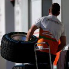 Un ingeniero de Force India carga un compuesto de lluvia extrema