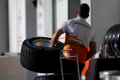 Un ingeniero de Force India carga un compuesto de lluvia extrema