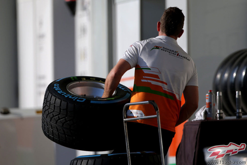 Un ingeniero de Force India carga un compuesto de lluvia extrema