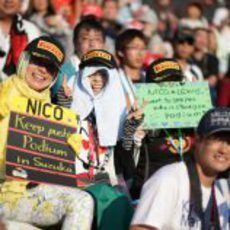 Los aficionados japoneses apoyan a los pilotos de Mercedes