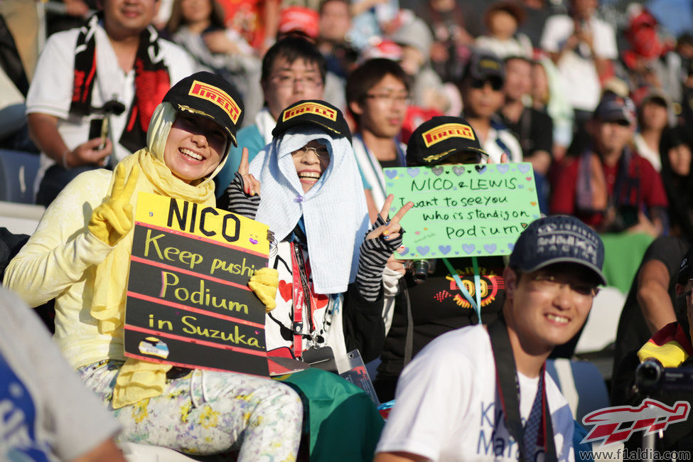Los aficionados japoneses apoyan a los pilotos de Mercedes