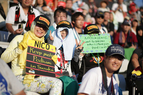 Los aficionados japoneses apoyan a los pilotos de Mercedes