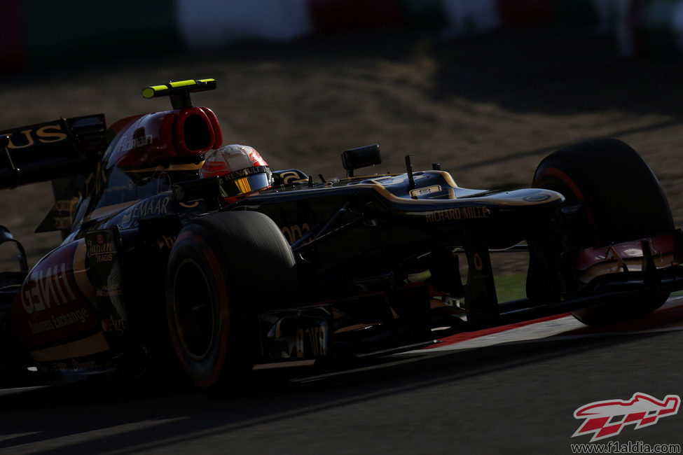 Romain Grosjean aparece entre las sombras