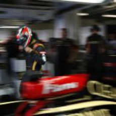 Kimi Räikkönen se prepara en el garaje durante los libres