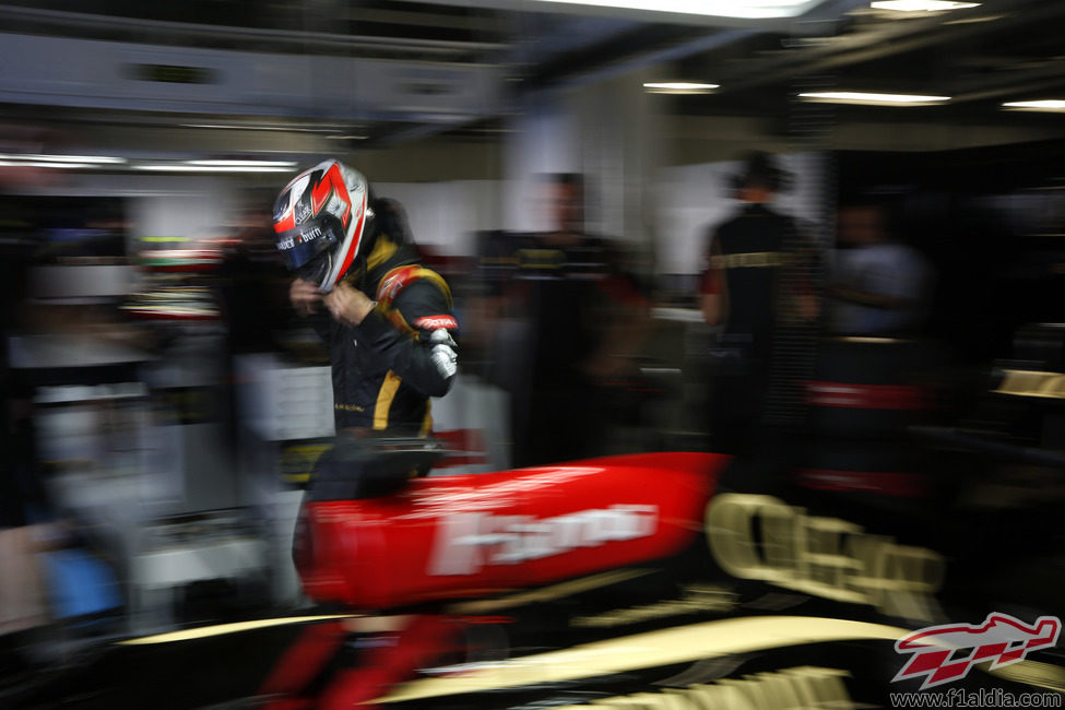 Kimi Räikkönen se prepara en el garaje durante los libres