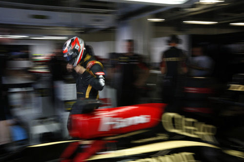 Kimi Räikkönen se prepara en el garaje durante los libres