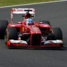 Fernando Alonso en una de las curvas de Suzuka