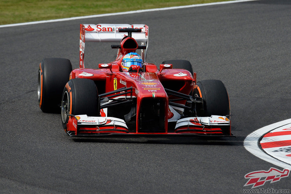 Fernando Alonso en una de las curvas de Suzuka