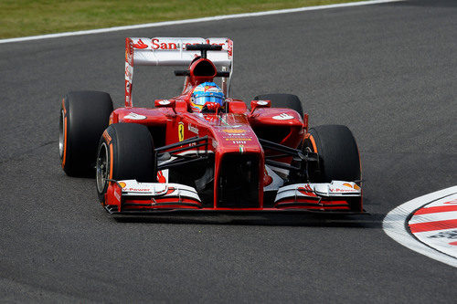Fernando Alonso en una de las curvas de Suzuka