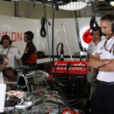 Martin Whitmarsh observa el coche de Jenson Button