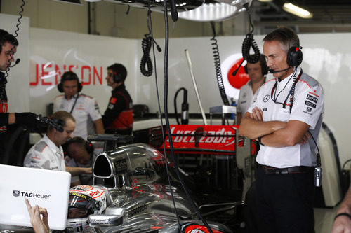 Martin Whitmarsh observa el coche de Jenson Button