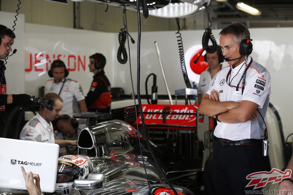 Martin Whitmarsh observa el coche de Jenson Button