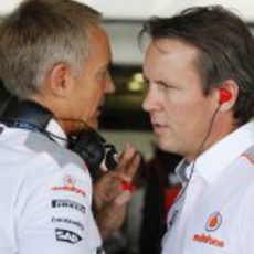 Martin Whitmarsh charla con Sam Michael