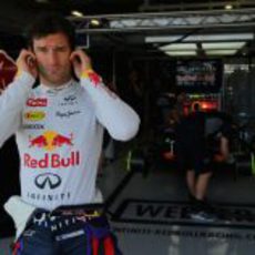 Mark Webber se protege los oídos