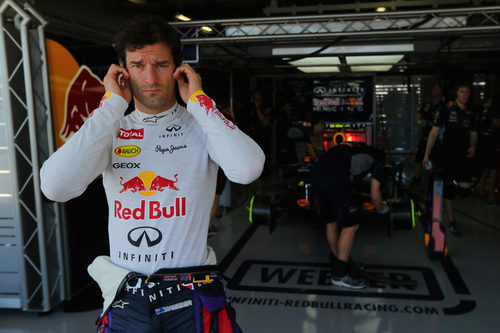 Mark Webber se protege los oídos