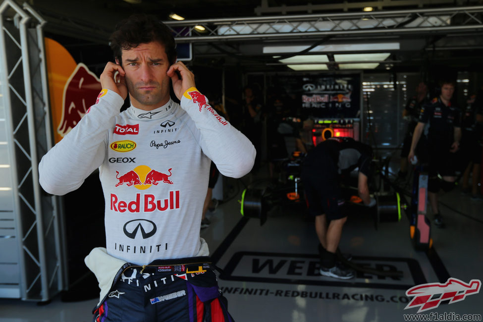 Mark Webber se protege los oídos