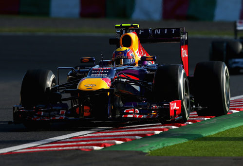 Mark Webber pisa los pianos de Suzuka