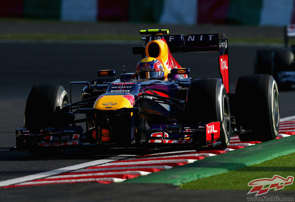 Mark Webber pisa los pianos de Suzuka