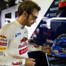 Jean-Eric Vergne coge su casco