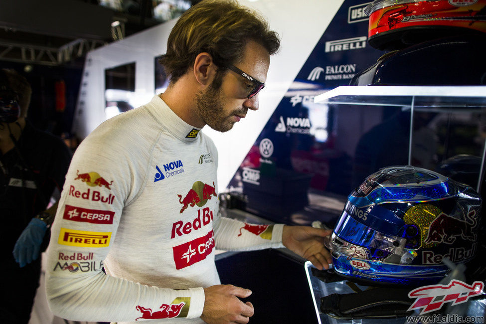 Jean-Eric Vergne coge su casco