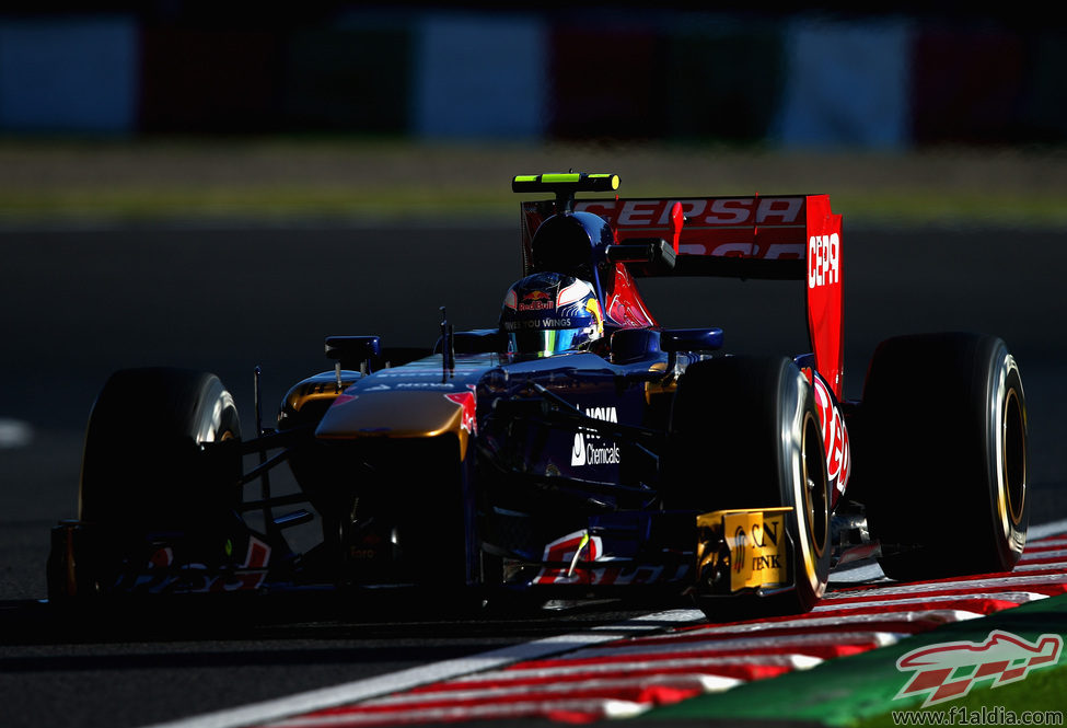 Daniel Ricciardo roza los pianos de Suzuka