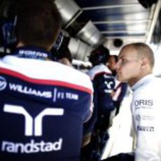 Valtteri Bottas en el muro de Williams