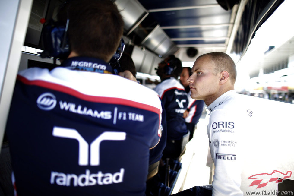 Valtteri Bottas en el muro de Williams