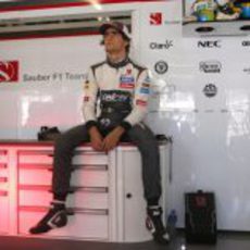 Esteban Gutiérrez, pensativo en el box de Sauber
