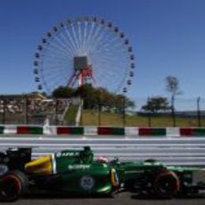 Heikki Kovalainen pasa junto a la noria de Suzuka