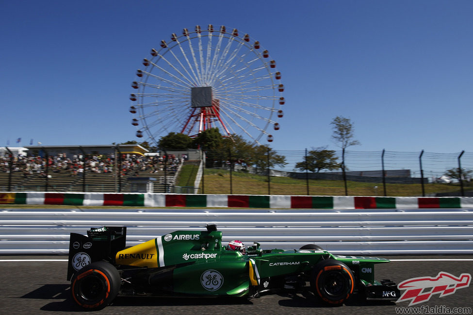 Heikki Kovalainen pasa junto a la noria de Suzuka