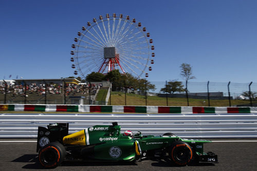 Heikki Kovalainen pasa junto a la noria de Suzuka