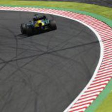 Charles Pic llega a una gran curva en Suzuka