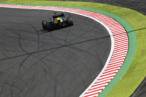 Charles Pic llega a una gran curva en Suzuka