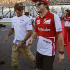 Buen rollo entre Lewis Hamilton y Fernando Alonso