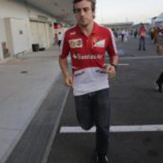 Fernando Alonso corre al briefing en Suzuka