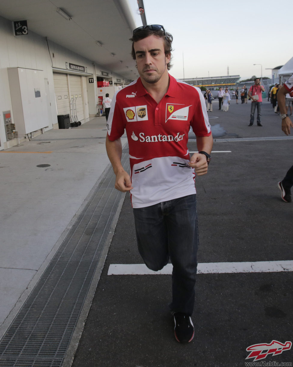 Fernando Alonso corre al briefing en Suzuka