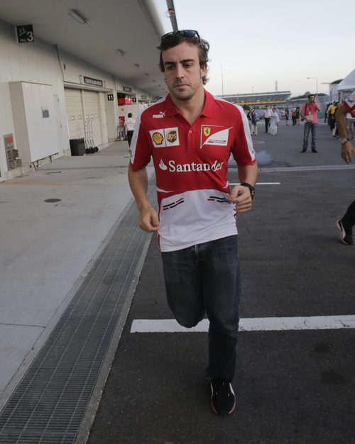 Fernando Alonso corre al briefing en Suzuka