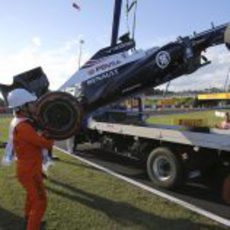 La grua rescata el coche de Pastor Maldonado