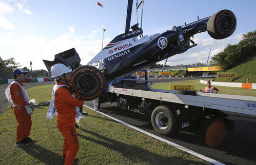 La grua rescata el coche de Pastor Maldonado