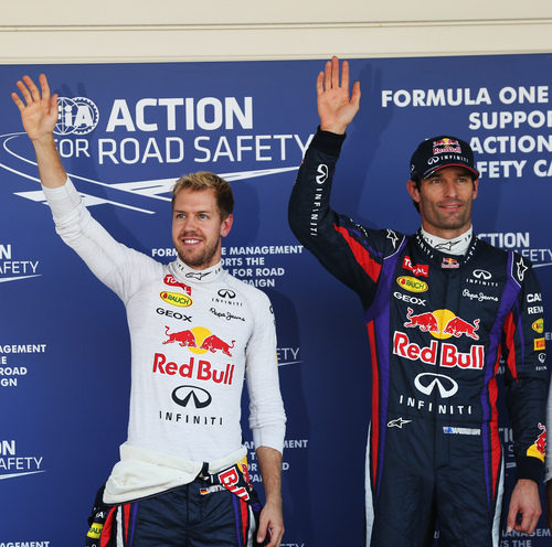 Sebastian Vettel y Mark Webber saludan a los medios