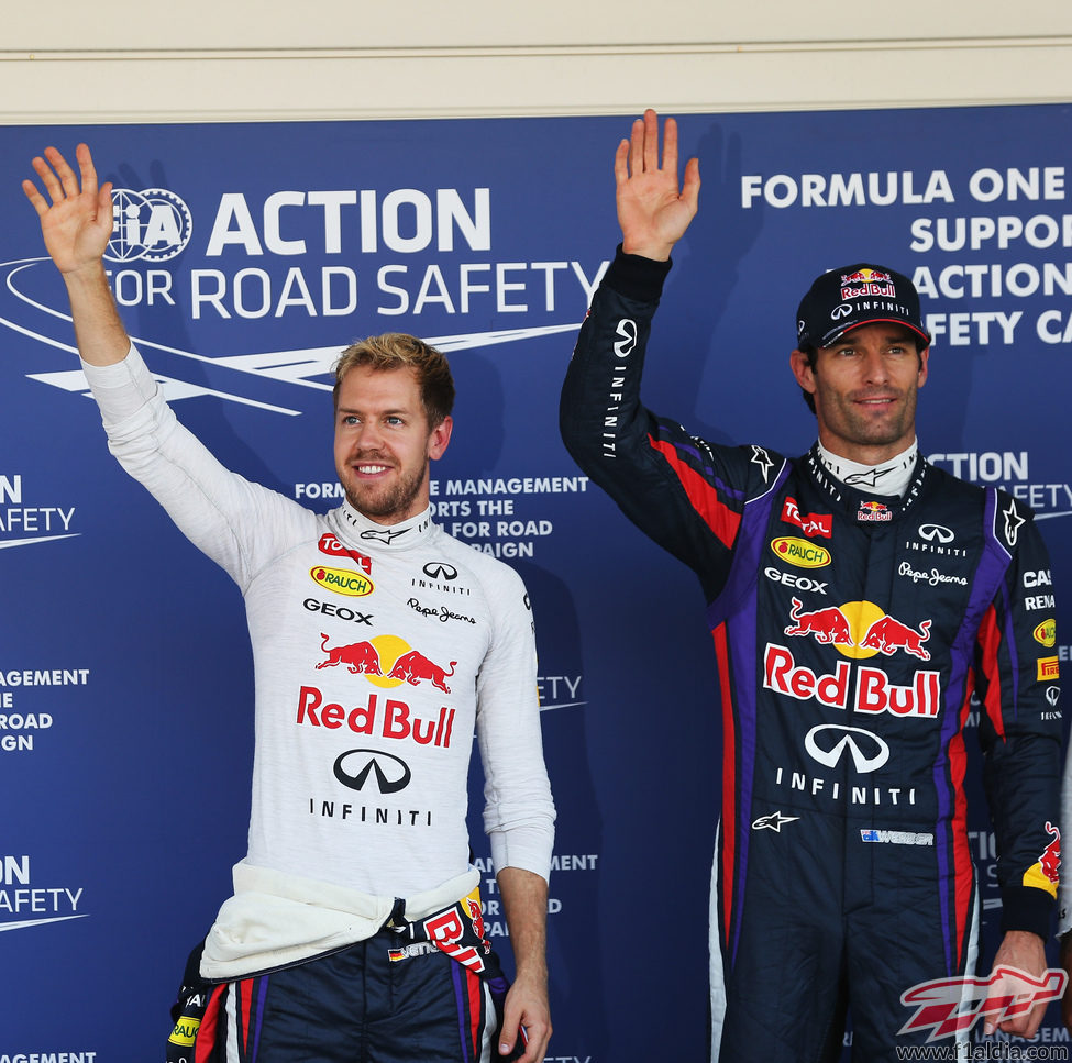 Sebastian Vettel y Mark Webber saludan a los medios
