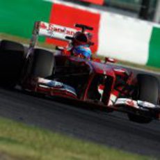 Fernando Alonso avanza en la pista de Suzuka