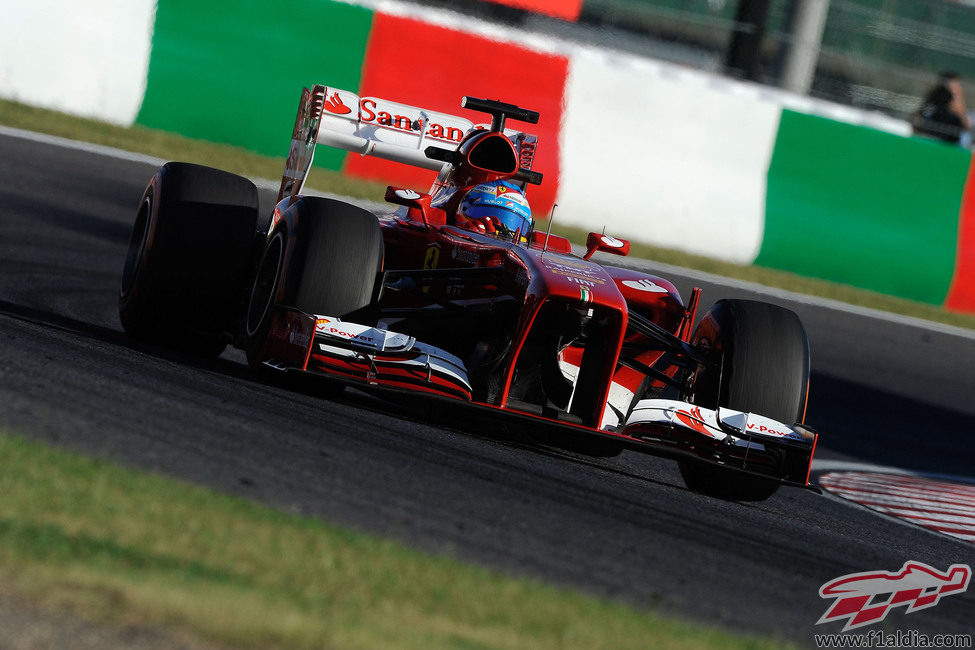 Fernando Alonso avanza en la pista de Suzuka
