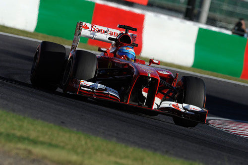 Fernando Alonso avanza en la pista de Suzuka