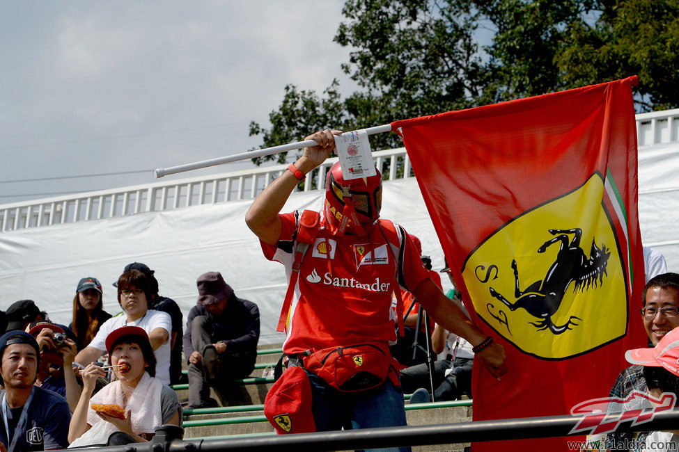 Apoyo a Ferrari en las gradas de Suzuka