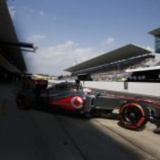 Jenson Button sale del box de McLaren